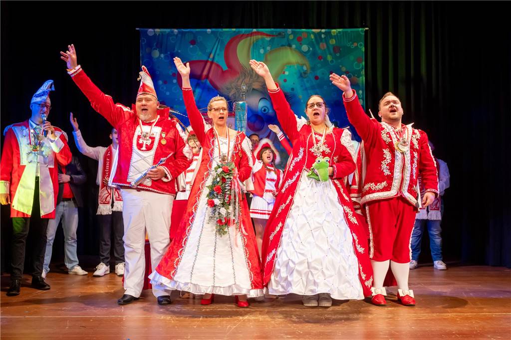 Karneval 2024 in Selm: Alle Infos zu Partys und Umzug im Überblick Das scheidende und das neue Selmer Stadtprinzenpaar steht auf der Bühne und winkt.
