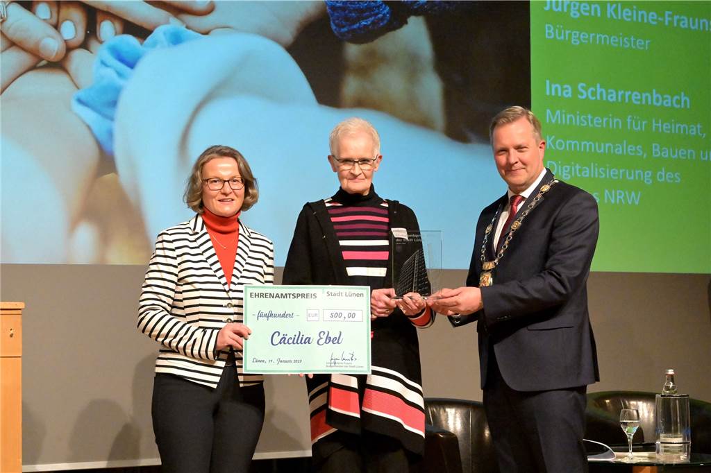 Neujahrsempfang der Stadt: Debatte über Haushaltslage - Ehrenamtspreise verliehen Trägerin des Ehrenamtspreises, übergeben von Ministerin Ina Scharrenbach und Jürgen Kleine-Frauns: Cäcilia Ebel, Engagierte in der Lüner Hospiz-Bewegung.