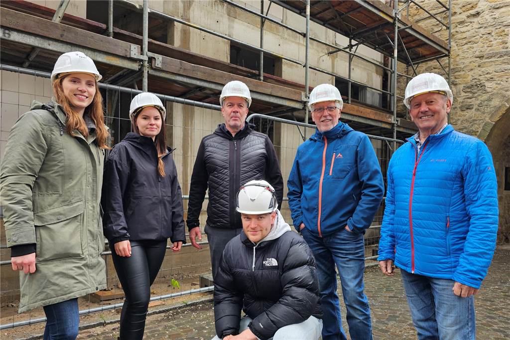 Ein Blick hinter die Kulissen der großen Landesburg-Baustelle Ein Gruppenfoto von sechs Menschen vor der Baustelle der Landesburg in Nienborg