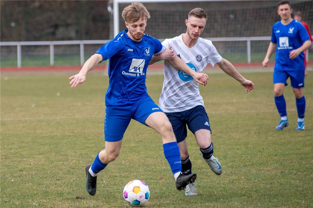 „Manchmal nicht auszuhalten“: Sythens Jan Fiehe über Comeback-Pläne und den Wechsel seines Bruders Max Fiehe dribbelt mit dem Ball