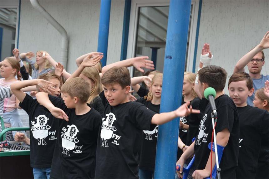 Tränen flossen am Freitag an der Wieschhofschule beim Abschied der Viertklässler. Sie verabschiedeten sich zunächst mit einem Lied von ihren Mitschülern.  Diese hatten auf dem Schulhof ein Spalier gebildet, durch das die Viertklässler  das Schulgelände verließen.