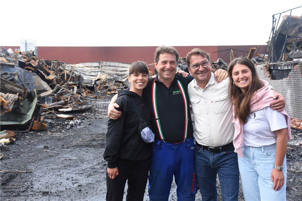 Großbrand bei Wefapress: Alle Artikel, Fotos und Videos auf einen Blick Tränen sind genug geflossen, findet Familie Beck. Jeanne, Lutz, Gerrit und Clara Beck (v.l.) wollen jetzt nach vorne schauen.