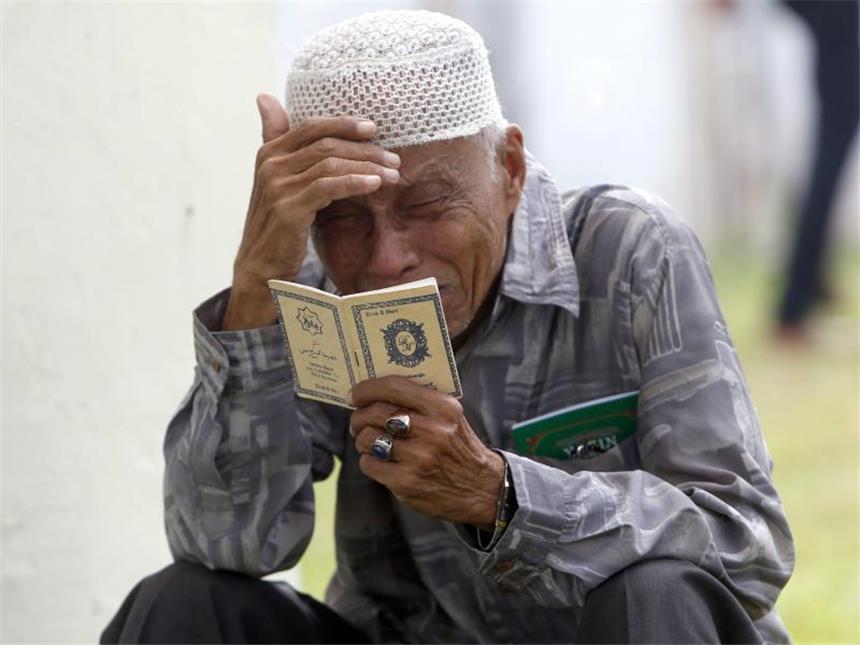 Gebete und Tränen: Die Welt gedenkt der Tsunami-Opfer Tränen und Gebete: Ein Tsunami-Überlebender trauert an einem Massengrab in Banda Aceh. Foto: Adi Weda