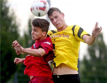 Traf doppelt für die BVB-U17: Janni-Luca Serra (r.).