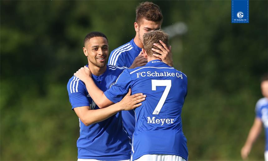 Schalke siegt 7:0 - Abbruch nach 76 Minuten Traf doppelt: Max Meyer (vorne).