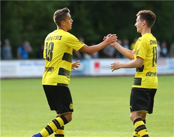 Traf dreifach: BVB-II-Neuzugang Anargyros Kampetsis (l.).