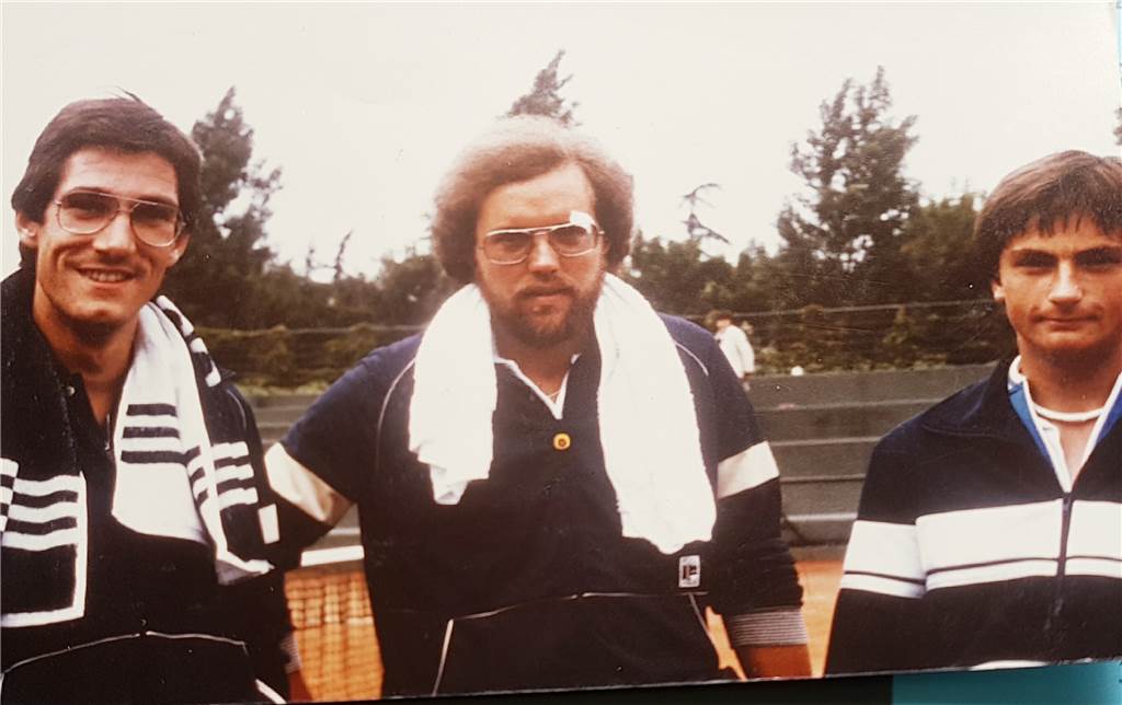 Auch ein Tennis-Weltstar befruchtete die Castrop-Rauxeler Städtepartnerschaft Trafen 1978 aufeinander: Wolfgang Bader (v.l.), Dieter Düwel und das spätere französische Tennis-Idol Henri Leconte. Der Franzose war damals 14 Jahre alt. Ihm und seinem Doppelpartner Jerome Poitier musste sich das Duo vom TC Castrop 06 wie erwartet geschlagen geben.