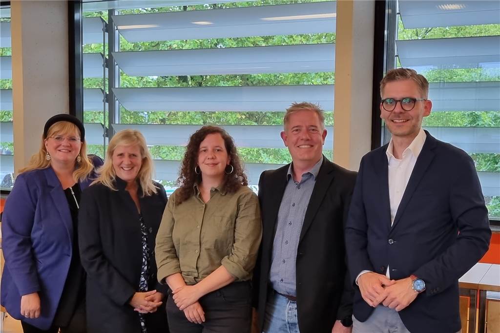 Kündigung: Stadtwerke-Kunden schwanken zwischen Unverständnis und Wut Trafen noch kürzlich beim Energie-Dialog zusammen: (v.l.) Katrin Lasser-Moryson (SPD), 1. Beigeordnete Regina Kleff, Landtagsabgeordnete Jule Wenzel, Holger Schelte (Die Grünen) und Jens Langensiepen (Stadtwerke).