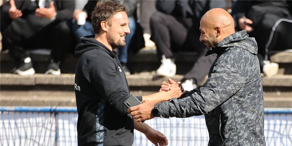 Im Video: Wacker-Coach Mengert sieht Elvis Shala nicht als Heilsbringer Trafen sich vor Anpfiff und nach Abpfiff ihres Duells: die Trainer Christian Mengert (l/Wacker Obercastrop) und Ahmet Inal (YEG Hassel).