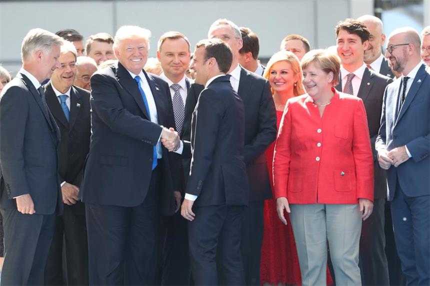 Trump eckt bei erstem Nato-Treffen an Trafen sich zum ersten Mal im Nato-Hauptquartier: Der belgische König Philippe (1. Reihe, l-r), US-Präsident Donald Trump, der französische Präsident Emmanuel Macron, Bundeskanzlerin Angela Merkel und der belgische Premierminister Charles Michel.