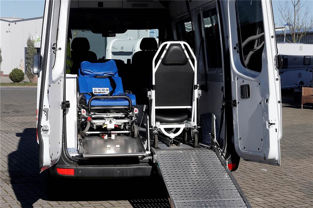 Neue Idee wegen Corona: Halterner gründet Krankentransportunternehmen Tragestuhl und Liege gehören zur Ausrüstung des neuen Krankentransporters.