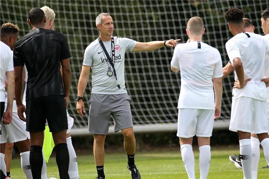 Eintracht sucht neue Gesichter - 17 Nationalitäten Trainer Adi Hütter baut den Kader von Eintracht Frankfurt neu auf. Foto: Thomas Frey