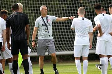 Trainer Adi Hütter baut den Kader von Eintracht Frankfurt neu auf. Foto: Thomas Frey