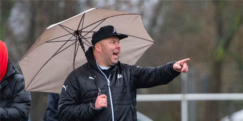 SV Frömern muss in die A1 – und ein anderer Klub kommt mit dem blauen Auge davon Trainer Adrian Ruzok und der SV Frömern stehen jetzt im Regen: Die Fröndenberger treten in dieser Saison in der Hammer Gruppe A1 an.