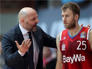 Trainer Aleksandar Dordevic (l) geht mit den Bayern als Favorit in das Spiel gegen ALBA Berlin. Foto: Daniel Karmann