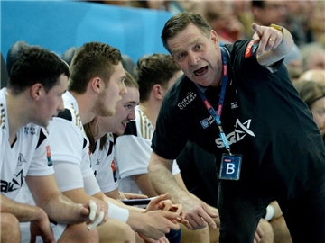 Trainer Alfred Gislason und der THW Kiel sind in der Champions League ausgeschieden. Foto: Daniel Reinhardt