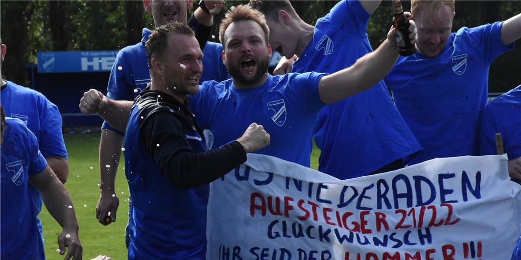 Bierdusche im Video und viele Bilder: Große Aufstiegsparty beim TuS Niederaden Trainer Amel Mesic (l.), Tim Wiggers und der TuS Niederaden krönten eine starke Saison mit dem Aufstieg.