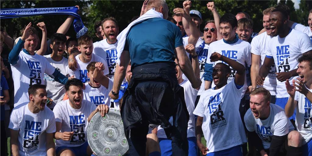 Stream in der Wiederholung: Königsborner SV schlägt TuS Hannibal und steigt in die Landesliga auf Trainer Andi Feiler peitscht die Truppe des Königsborner SV nach dem Abpfiff ein. Der Königsborner SV ist Bezirksliga-Meister und steigt in die Landesliga auf.