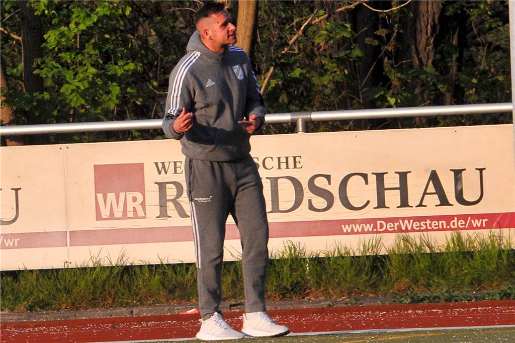 Nicht ligatauglich - Nur ein Fußballwunder kann den ETuS/DJK Schwerte noch retten Trainer André Haberschuss war nach der höchsten Saisonniederlage sprachlos.