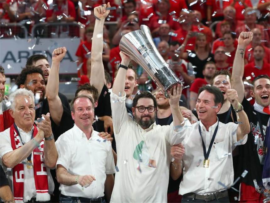 Bamberg stürmt zur neunten Meisterschaft Trainer Andrea Trinchieri (m.) feierte mit seinem Team die dritte Meisterschaft in Serie. Foto: Daniel Karmann