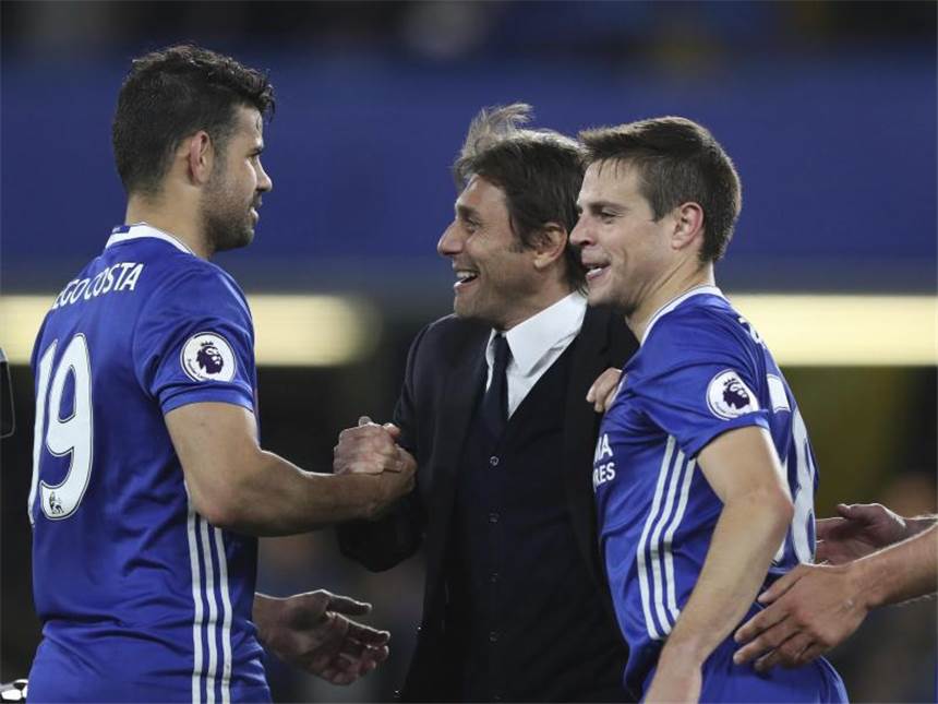 FC Chelsea vor sechstem Meistertitel Trainer Antonio Conte (M) kann mit dem FC Chelsea im Spiel bei West Bromwich vorzeitig den Titel klarmachen. Foto: Alastair Grant
