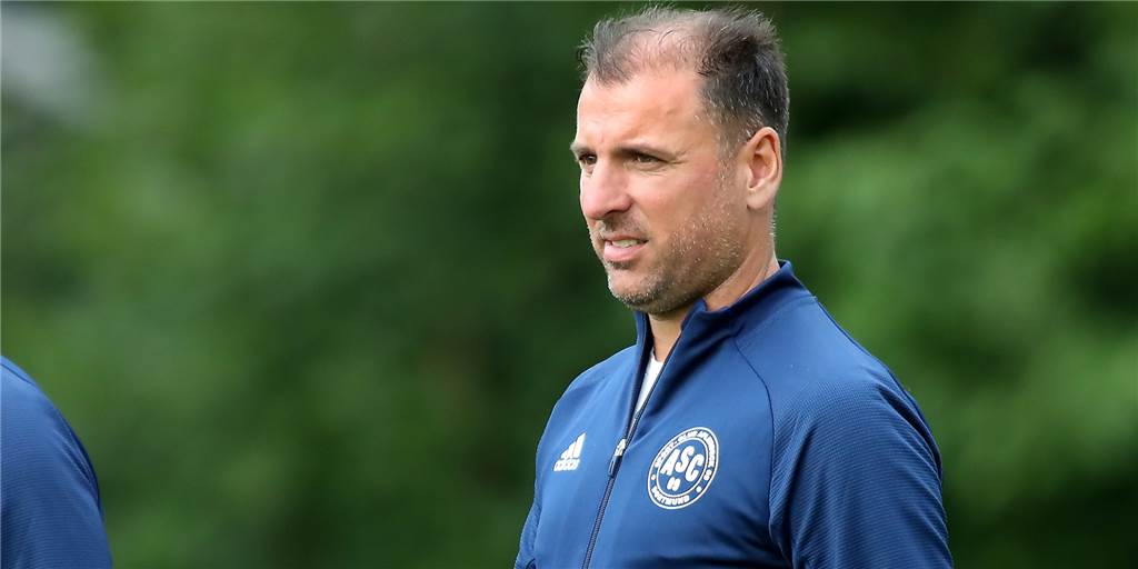 ASC 09 deklassiert Westfalia Wickede, hat am Ende aber nur neun Spieler – ohne Platzverweis ASC-Trainer Antonios Kotziampassis steht am Spielfeldrand.