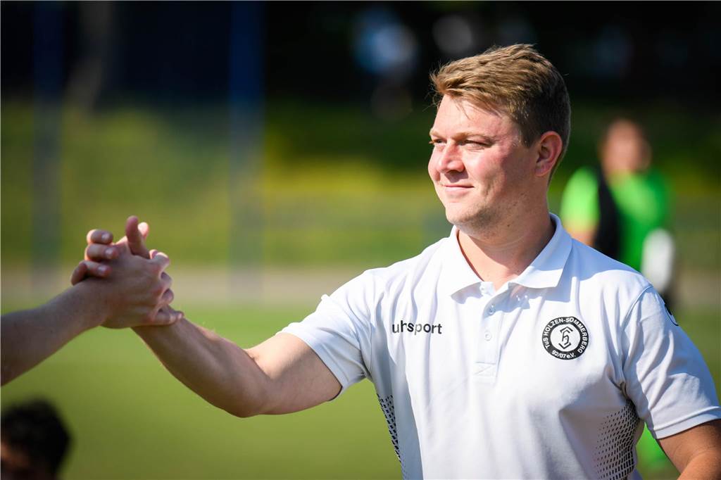 TuS Holzen-Sommerberg zuversichtlich zum Saisonstart: Arne Werner gibt jemandem die Hand.