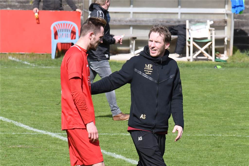 Lüner SV dreht Partie in wilden zwei Minuten und gewinnt Acht-Tore-Show Trainer Axel Schmeing (hier mit Stürmer Nico Berghorst) hatte in der Pause einigen Redebedarf.