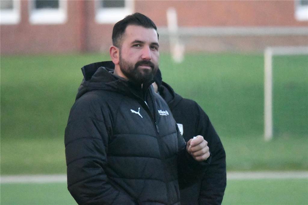 Positives Transfer-Fazit bei Eintracht Werne : Trainer Aykut Kocabas setzt auf die Jugend Aykut Kocabas mit Winterjacke an der Seitenlinie.