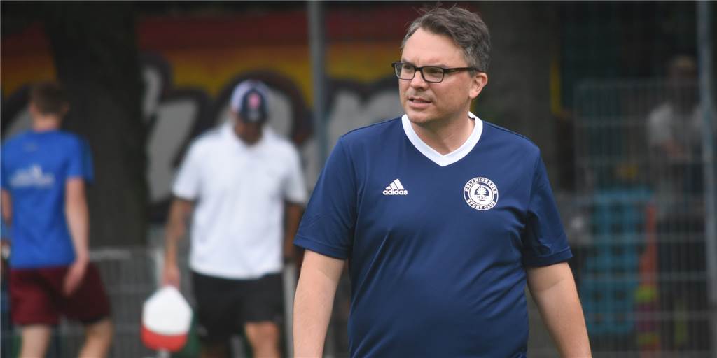 Kreuzbandriss beim Hecker-Cup: Holzwickeder Neuzugang aus Dortmund fällt lange aus Trainer Benjamin Hartlieb bedauert, dass sich ein Holzwickeder das Kreuzband gerissen hat.
