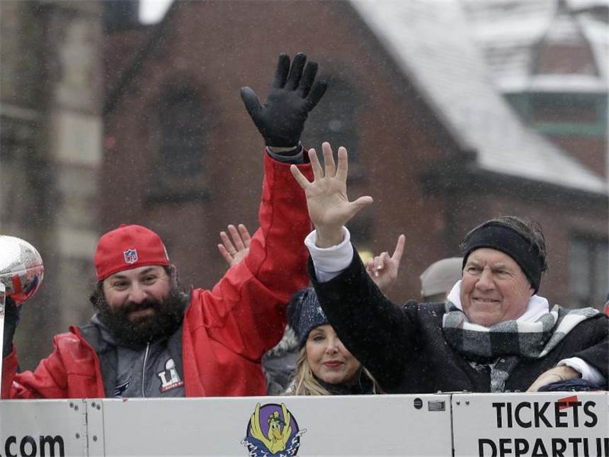 Patriots begeistert bei Super-Bowl-Parade in Boston gefeiert Trainer Bill Belichick (r) winkt den Fans zu. Foto: Charles Krupa