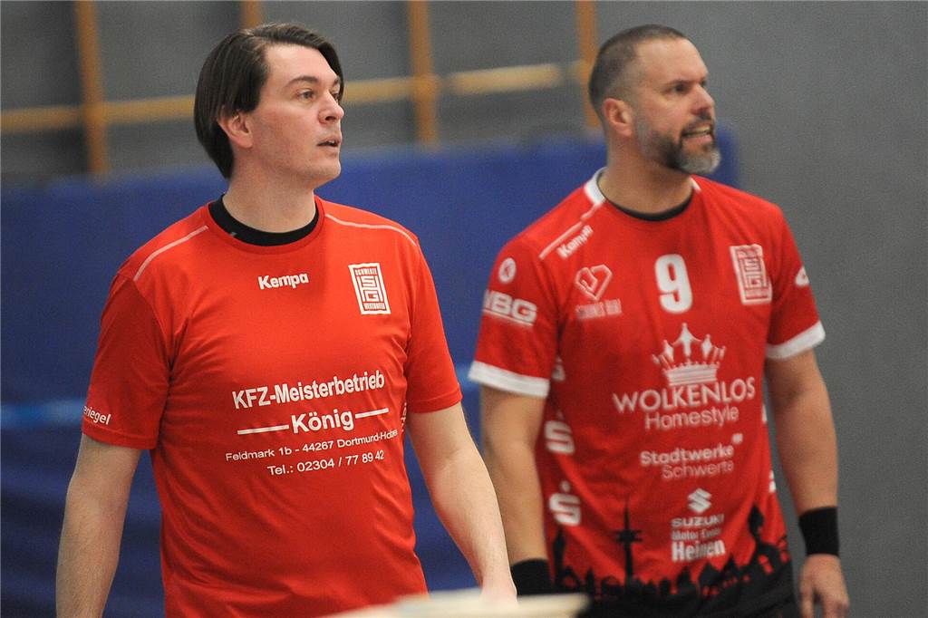Punkte müssen her, sonst wird es noch eng: „Extrem komisches Gefühl“ eines Ex-HVE-Spielers Trainer Björn Stübe und Peter Hengstenberg stehen mit der HSG Schwerte/Westhofen vor einem „Vier-Punkte-Spiel“.
