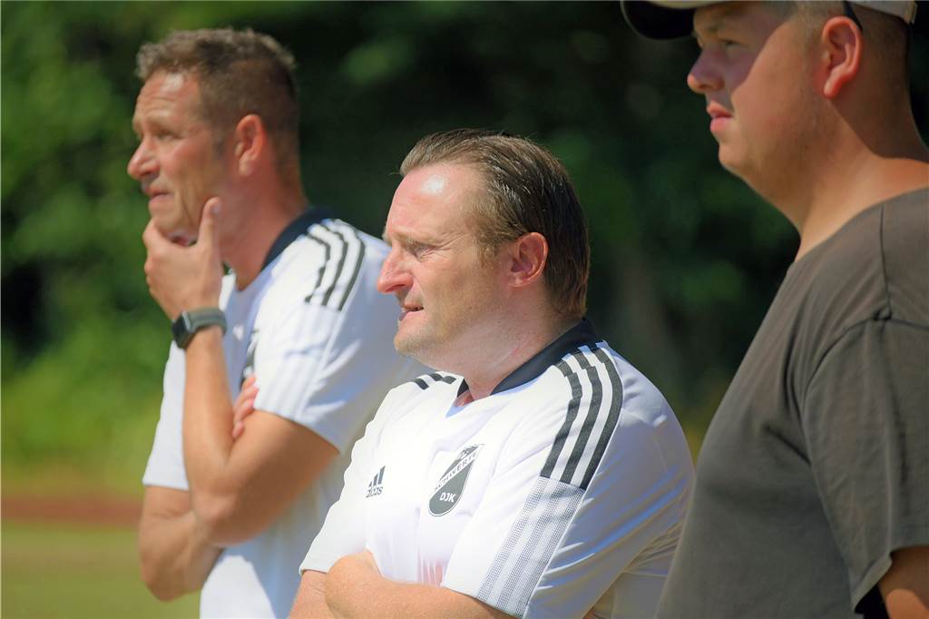 Vor wichtigem Kellerduell: Neuzugänge sollen ETuS/DJK Schwerte im Winter verstärken Trainer Boris Decker (M.) und der ETuS/DJK Schwerte haben ein wichtiges spiel vor der Brust. Für den Winter kündigt Decker drei Neuzugänge an.