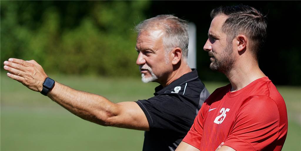 Vier-Tore-Mann schießt SV Preußen Lünen zum perfekten Saisonstart: „Ist mir noch nicht gelungen" Trainer Carsten Walschus (l.) konnte mit dem SV Preußen Lünen einen äußerst souveränen Auftaktsieg einfahren.