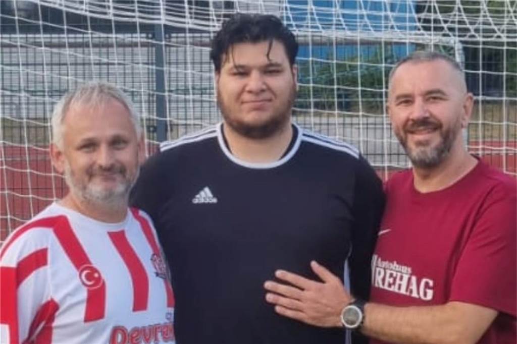 Eintracht Ickern schlägt auf Spielermarkt zu - zieht Westfalenliga-Torwart an Land Trainer Cemal Cicibas (links) und Co-Trainer Zeki Terzioglu (rechts) mit dem neuen Torhüter: Mustafa Topal trägt nun das Trikot von Eintracht Ickern.