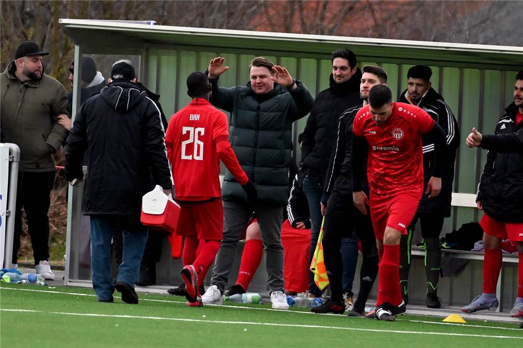 TuRa feiert den Derbysieg: Oberaden hakt die Meisterschaft ab Trainer Chris Brügmann holt Ibrahime Bah vom Feld und bringt Elias Mitat.