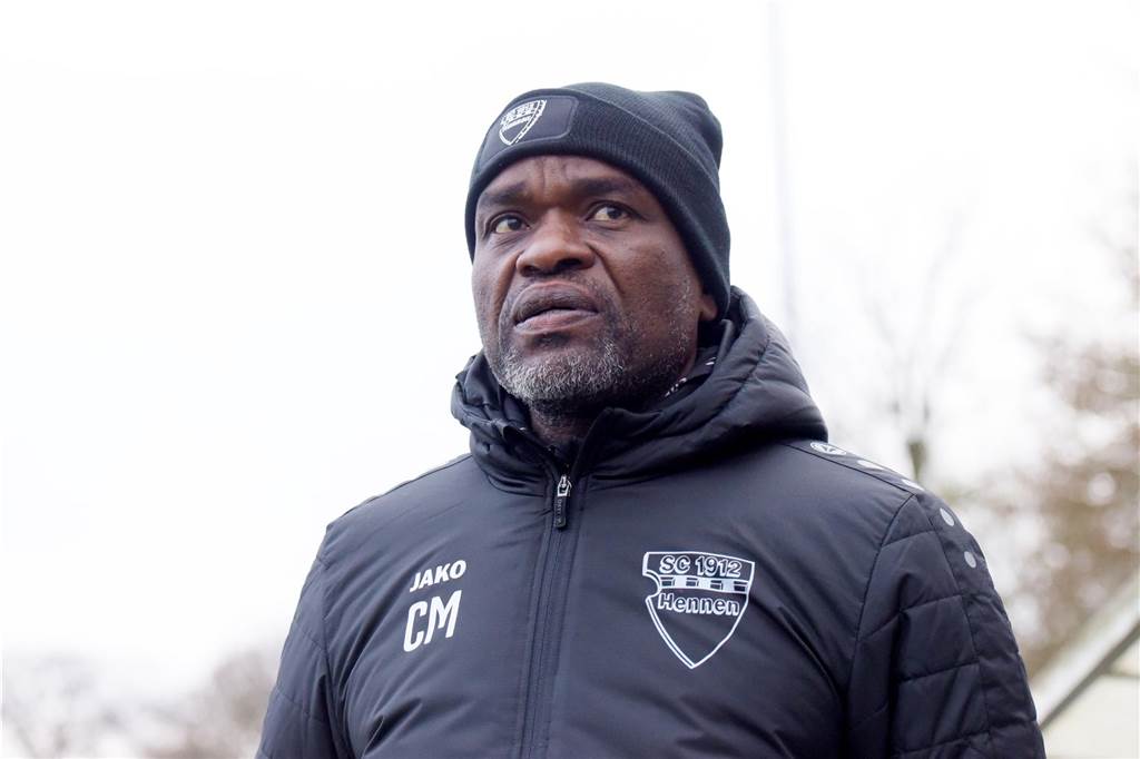 Der Trainer des SC Hennen am Spielfeldrand.