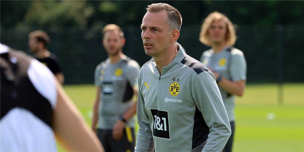 BVB-U23: Taktik rückt in den Fokus – drei Youngster zu den Profis U23-Trainer Christian Preußer verfolgt das Training.
