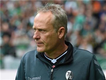 Trainer Christian Streich wartet mit dem SC Freiburg weiter auf den ersten Saisonsieg, Hoffenheim hat bisher noch kein Spiel verloren. Foto: Carmen Jaspersen