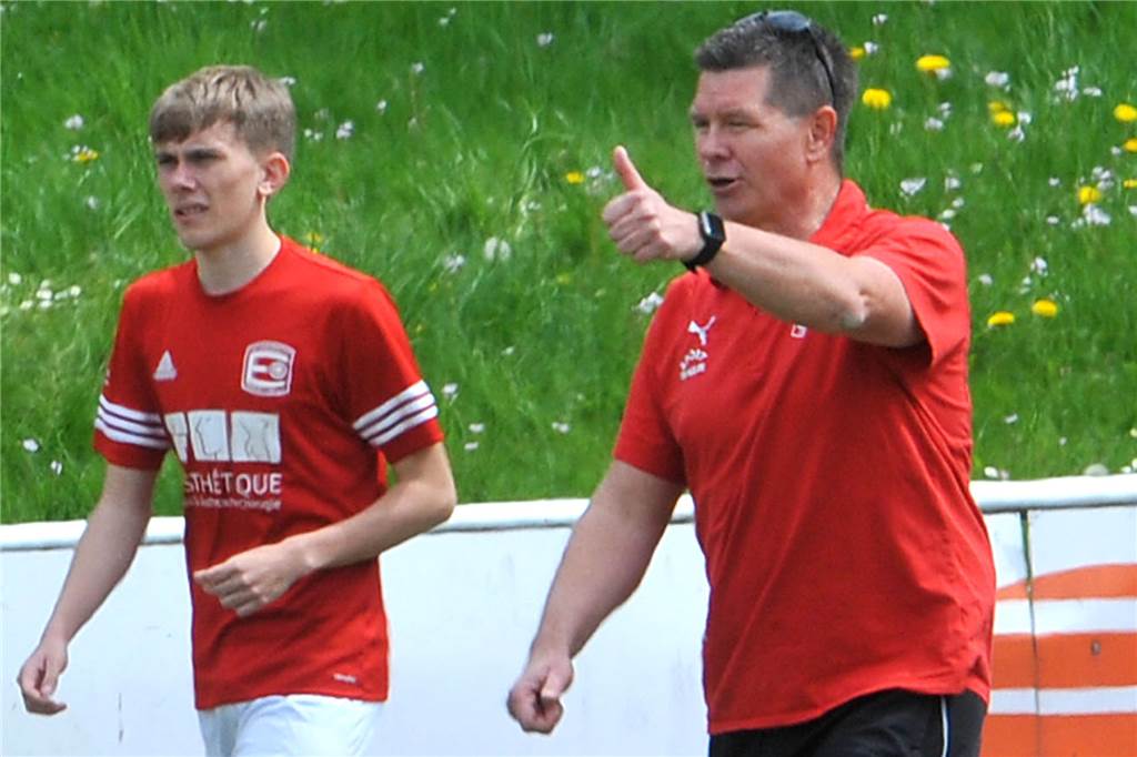 Fällt die SG Eintracht Ergste auseinander? Top-Stürmer hat sich entschieden, ob er bleibt Trainer Christian Tarrach (r.) setzt für die neue Saison auf Verstärkung aus der eigenen A-Jugend.