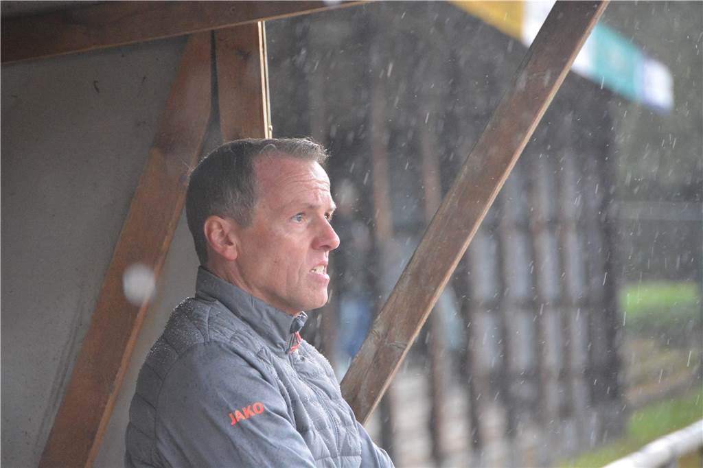 SV Hardt macht es spannend: Erlösung erst in der Nachspielzeit Christoph Schlebach an der Trainerbank des SV Dorsten-Hardt