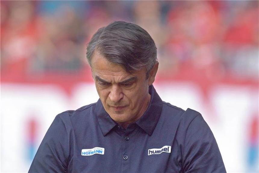 Trauerfall: Fürth im Pokal ohne Trainer Buric Trainer Damir Buric betreut die SpVgg Greuther Fürth wegen eines Trauerfalls nicht im Spiel gegen den BVB. Foto: Stefan Puchner