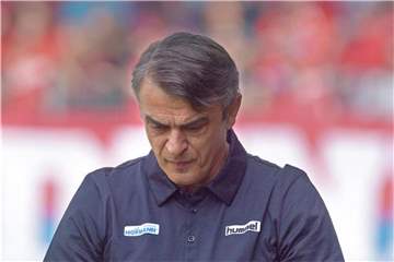 Trainer Damir Buric betreut die SpVgg Greuther Fürth wegen eines Trauerfalls nicht im Spiel gegen den BVB. Foto: Stefan Puchner