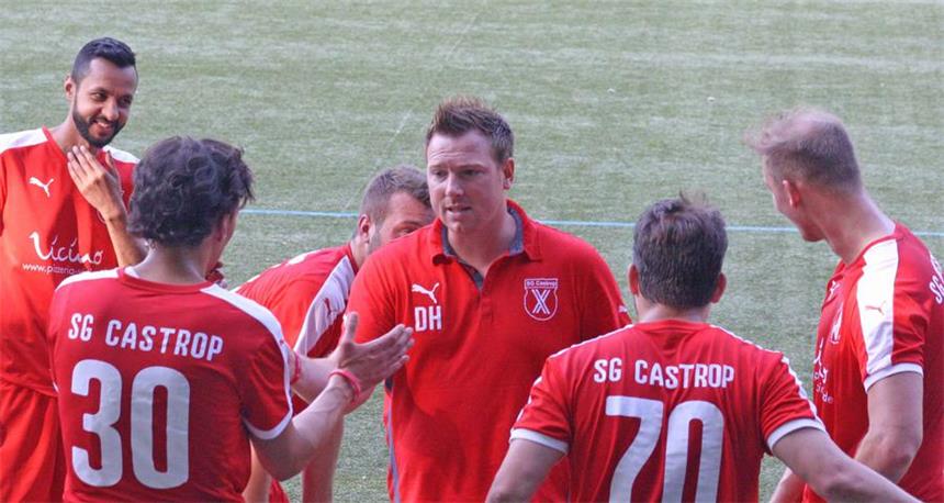 SG-Castrop-Trainer Hasecke fordert Siegesserie Trainer Dennis Hasecke (Mitte) und seine SG-Kicker dürfen gegen Wanne nicht verlieren, sonst zieht der Gegner dank des besseren Torverhältnisses in der Tabelle an Castrop vorbei.