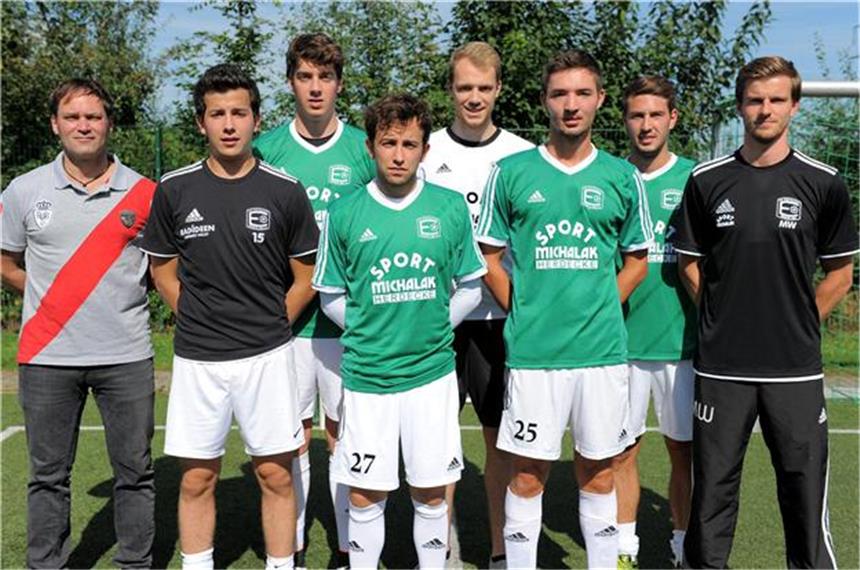Eintracht Ergste: Ein Aufsteiger voller Vorfreude Trainer Detlev Brockhaus (li.) und sein neuer „Co“, Marvin Waldschmidt (re.) umrahmen die Neuzugänge, mit denen die SG Eintracht Ergste in ihre erste Bezirksliga-Saison startet (v.li.): Simon Ortiz, Josse Zeising, Nicolas Ortiz, Manuel Höchemer, Janik Schründer und Mark Moldenhauer.