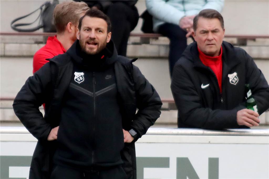 Kirchhörde holt Stammtorwart und Brüderpaar: Sportlicher Leiter hört im Sommer auf Trainer Dimitrios Kalpakidis (l.) kann noch auf einige Neuzugänge beim Kirchhörder SC hoffen.