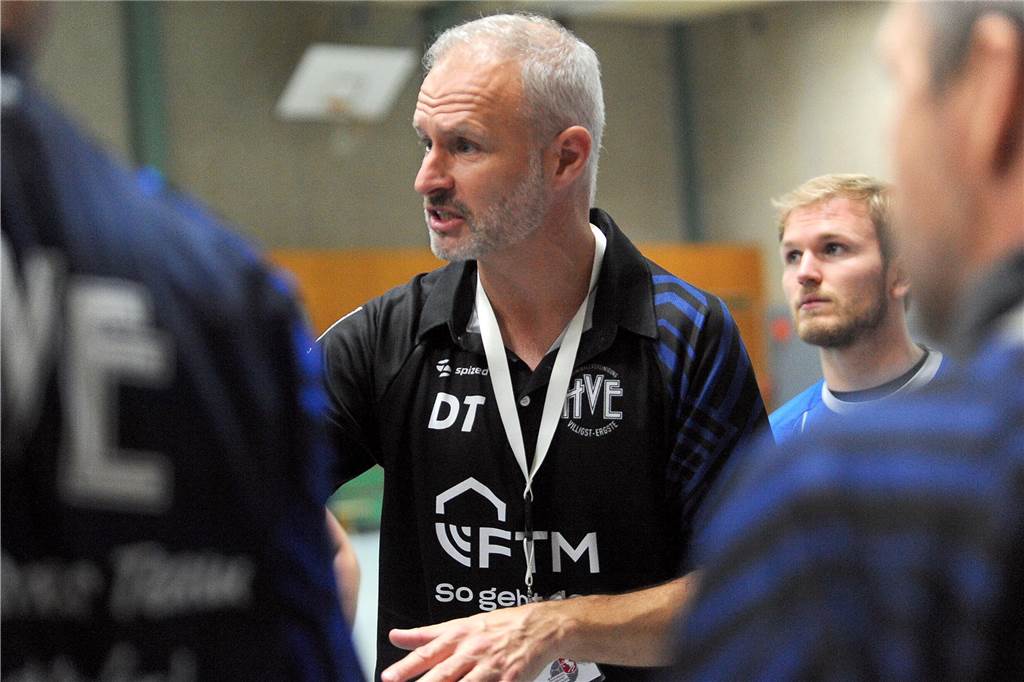 Der Trainer der HVE Villigst-Ergste gibt Anweisungen in einer Auszeit.