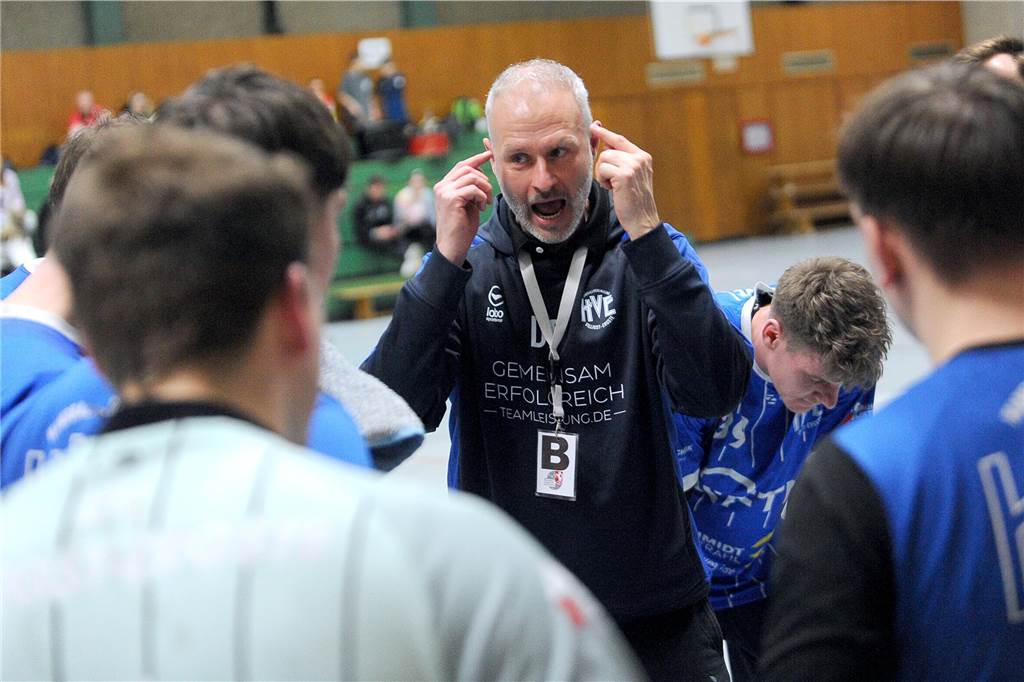 Der Trainer der HVE Villigst-Ergste in einer Auszeit.