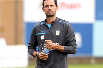 Trainer Dino Toppmöller will mit F91 Düdelingen gegen CFR Cluj die Qualifikation für die Europa League schaffen. Foto: Albert Krier