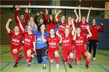 Trainer Dirk Bessler und die Landesliga-Frauen des SSV Rhade bejubelten ihren Turniersieg in Borghorst am Sonntag ausgelassen. Doch das war längst nicht der einzige Rhader Erfolg des Wochenendes.